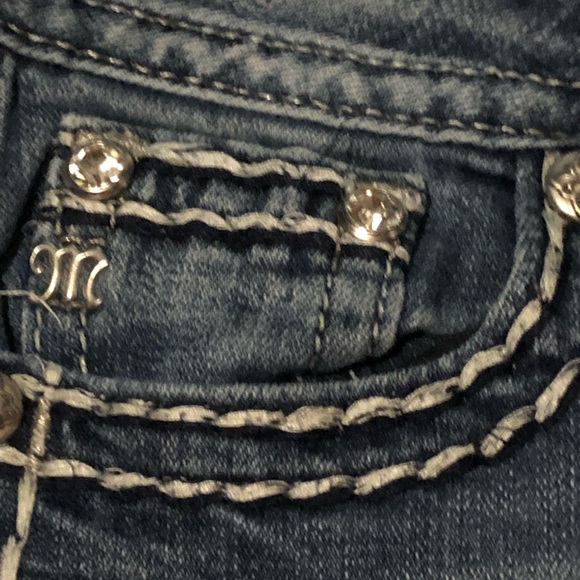Miss Me Jeans size 28 worn couple times has one small wear spot on leg - Picture 3 of 5